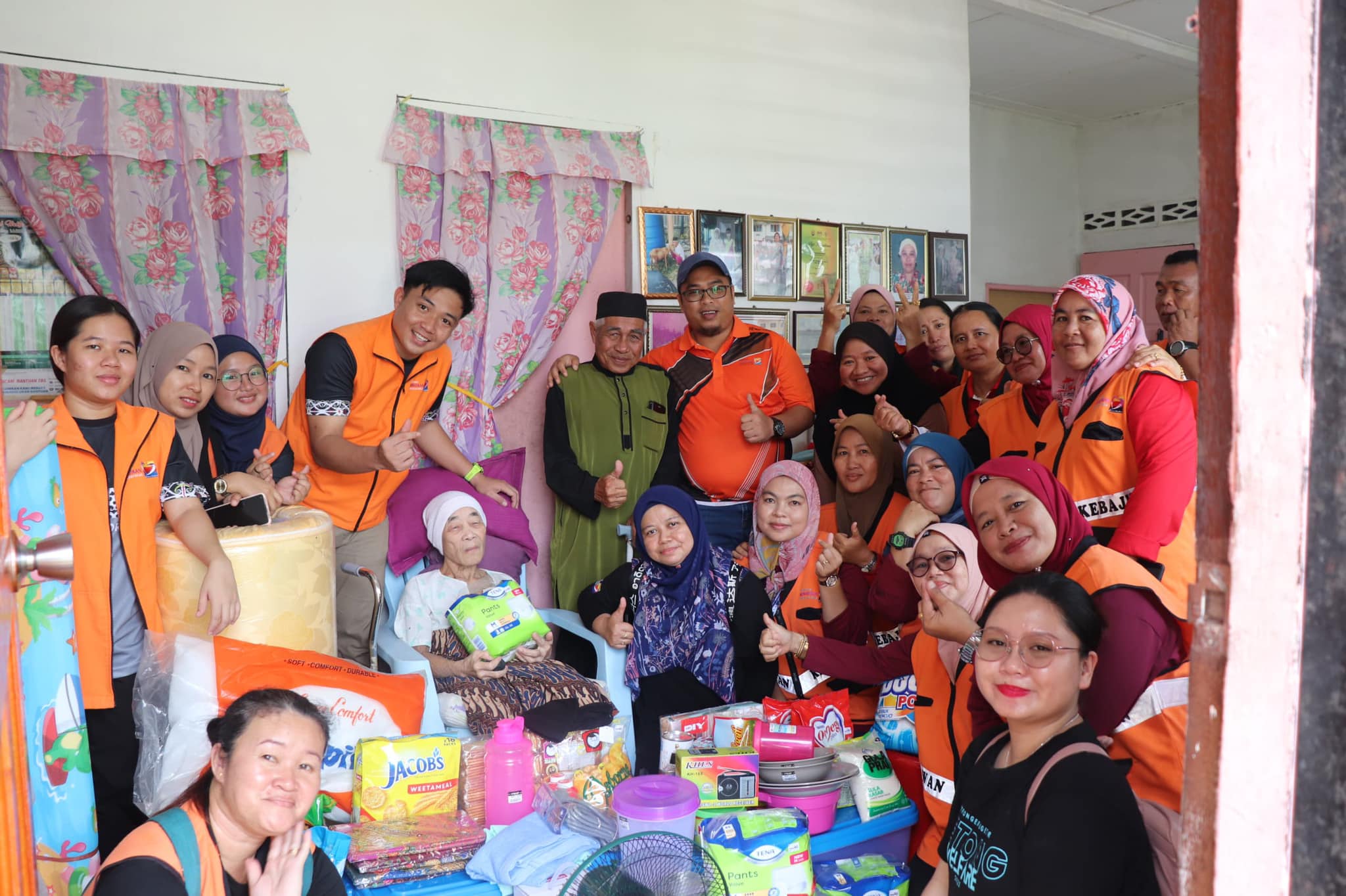 Program Gotong Royong Di Rumah En. Salleh, Kampung Tanjung Saratok